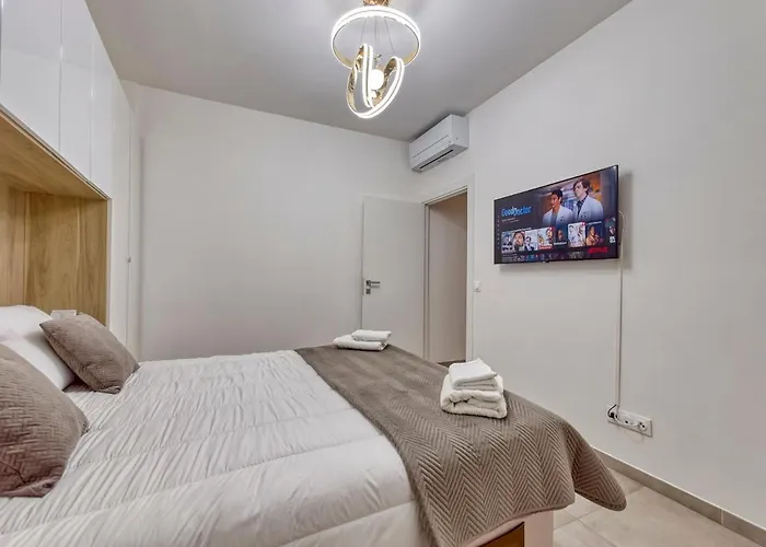 Chic & Cosy Appartment In Hyper Center, Parking Free & Air Conditioned & Wifi