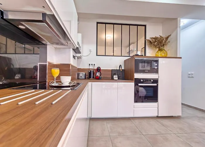 Chic & Cosy Appartment In Hyper Center, Parking Free & Air Conditioned & Wifi
